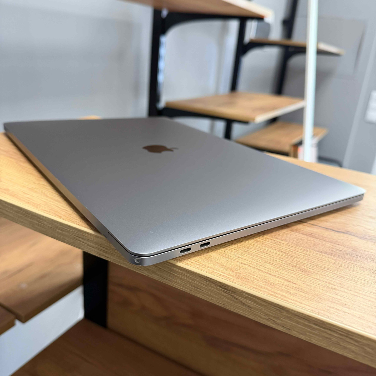 Ультрабук Apple A1990 MacBook Pro, Touch Bar (2019)/ 15.4” (2880×1800) Retina, IPS/ Intel Core i9 (8 ядер/ 16 потоків, до 4.8 ГГц)/ AMD Radeon Pro 560X (на 4 GB)/ 16 GB/ 512 GB SSD (Б\У)