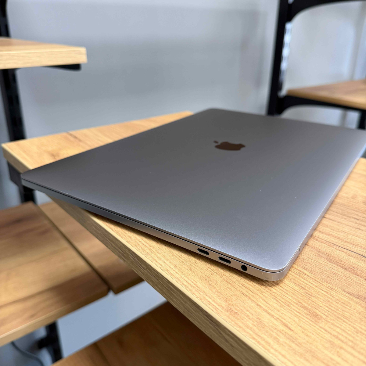 Ультрабук Apple A1990 MacBook Pro, Touch Bar (2019)/ 15.4” (2880×1800) Retina, IPS/ Intel Core i9 (8 ядер/ 16 потоків, до 4.8 ГГц)/ AMD Radeon Pro 560X (на 4 GB)/ 16 GB/ 512 GB SSD (Б\У)