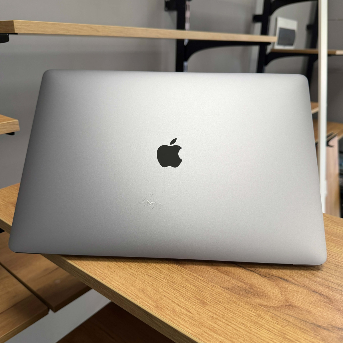 Ультрабук Apple MacBook Pro 15" A1707, 2016/ 15.4” (2880×1800) Retina, IPS/ Intel Core i7 (4 ядра/ 8 потоків, до 3.5 ГГц)/ AMD Radeon Pro (на 2 GB)/ 16 GB/ 256 GB SSD (Б\В)