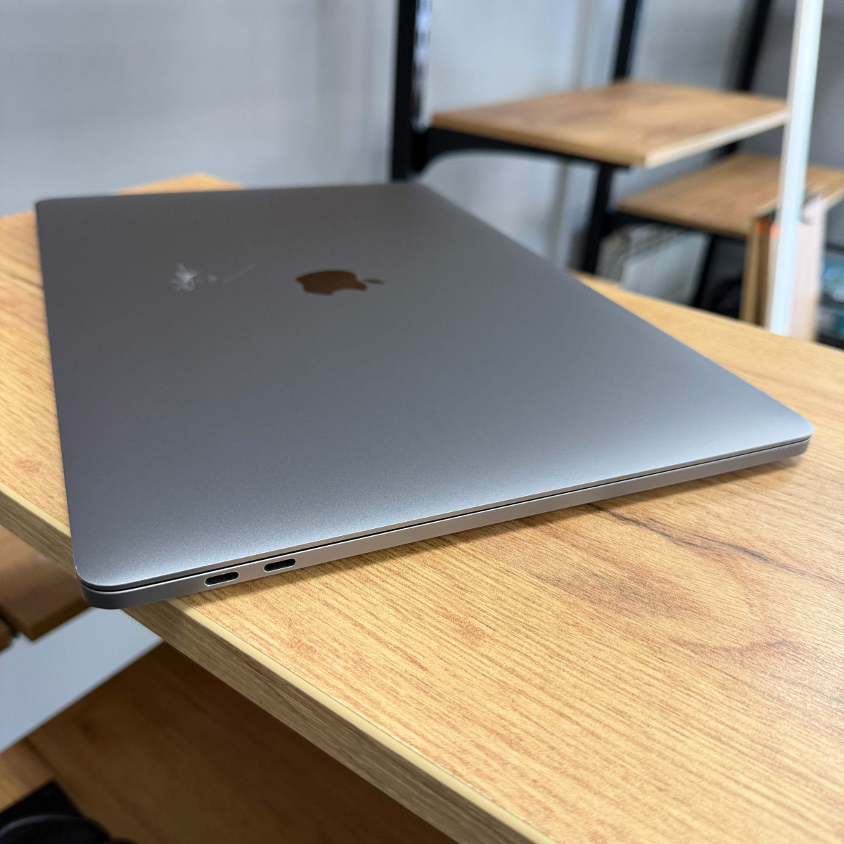 Ультрабук Apple MacBook Pro 15" A1707, 2016/ 15.4” (2880×1800) Retina, IPS/ Intel Core i7 (4 ядра/ 8 потоків, до 3.5 ГГц)/ AMD Radeon Pro (на 2 GB)/ 16 GB/ 256 GB SSD (Б\В)