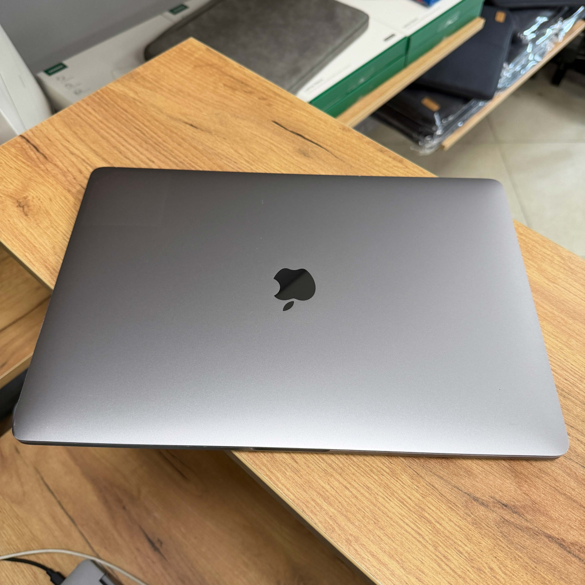 Ноутбук Apple MacBook Pro 15" A1707 (2017), Touch Bar/ 15.4” (2880×1800) Retina, IPS/ Intel Core i7 (4 ядра/ 8 потоків)/ AMD Radeon Pro 560 (4 GB)/ 16 GB/ 512 GB SSD (Б\В)