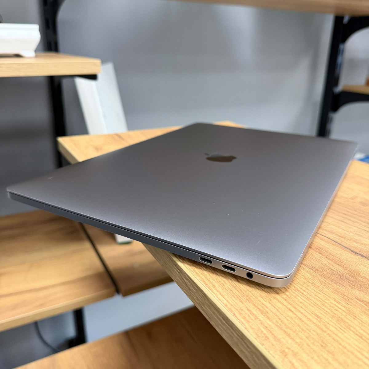 Ноутбук Apple MacBook Pro 15" A1707 (2017), Touch Bar/ 15.4” (2880×1800) Retina, IPS/ Intel Core i7 (4 ядра/ 8 потоків)/ AMD Radeon Pro 560 (4 GB)/ 16 GB/ 512 GB SSD (Б\В)