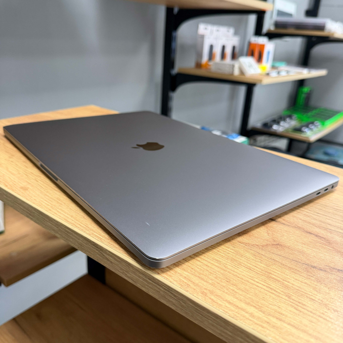 Ноутбук Apple MacBook Pro 15" A1707 (2017), Touch Bar/ 15.4” (2880×1800) Retina, IPS/ Intel Core i7 (4 ядра/ 8 потоків)/ AMD Radeon Pro 560 (4 GB)/ 16 GB/ 512 GB SSD (Б\В)