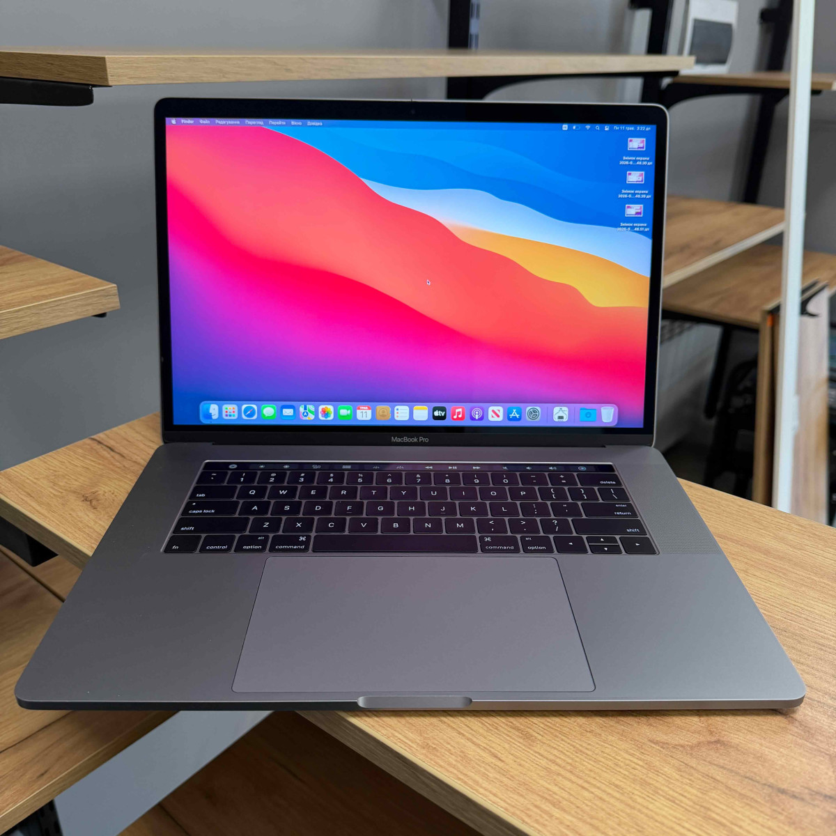 Ноутбук Apple MacBook Pro A1707 15" (2016), Touch Bar/ 15.4” (2880×1800) Retina, IPS/ Intel Core i7 (4 ядра/ 8 потоків, 3.6 ГГц)/ AMD Radeon Pro (на 2 GB)/ 16 GB/ 512 GB SSD (Б\В)