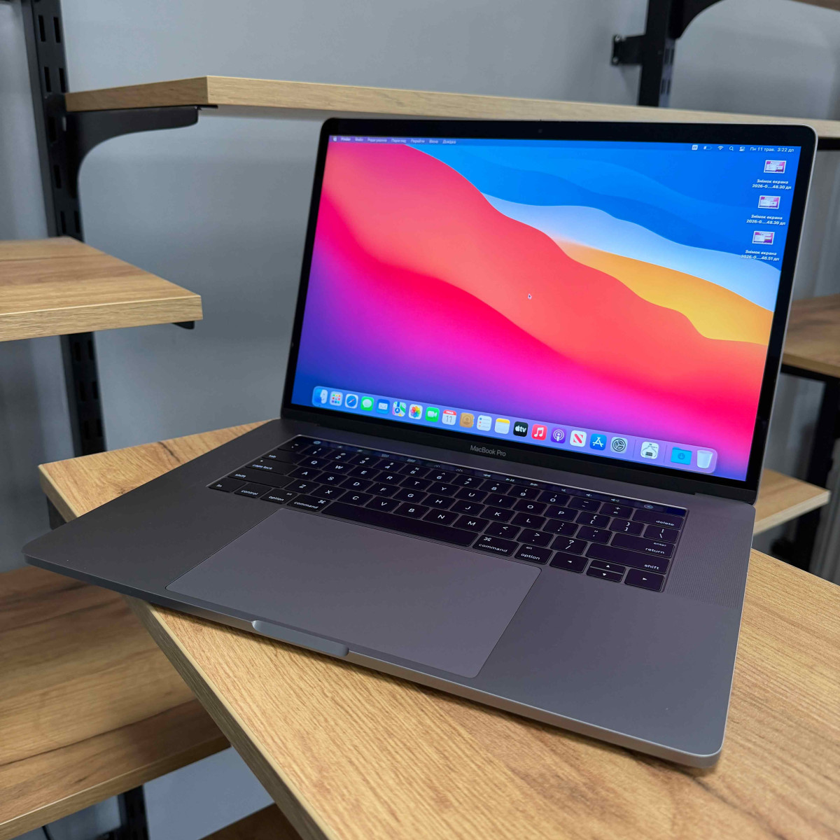 Ноутбук Apple MacBook Pro A1707 15" (2016), Touch Bar/ 15.4” (2880×1800) Retina, IPS/ Intel Core i7 (4 ядра/ 8 потоків, 3.6 ГГц)/ AMD Radeon Pro (на 2 GB)/ 16 GB/ 512 GB SSD (Б\В)