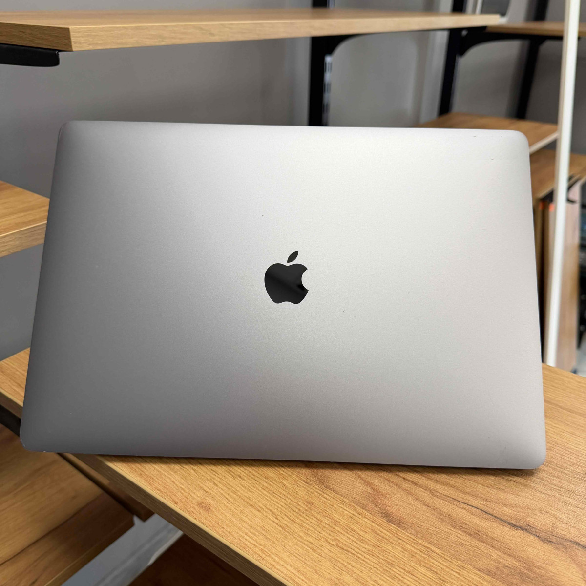 Ноутбук Apple MacBook Pro A1707 15" (2016), Touch Bar/ 15.4” (2880×1800) Retina, IPS/ Intel Core i7 (4 ядра/ 8 потоків, 3.6 ГГц)/ AMD Radeon Pro (на 2 GB)/ 16 GB/ 512 GB SSD (Б\В)