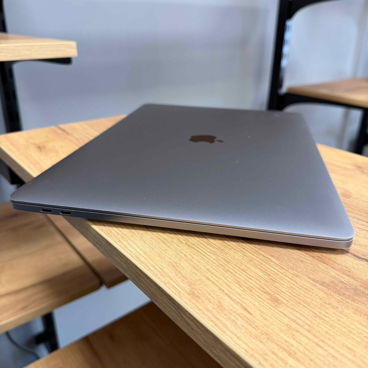 Ноутбук Apple MacBook Pro A1707 15" (2016), Touch Bar/ 15.4” (2880×1800) Retina, IPS/ Intel Core i7 (4 ядра/ 8 потоків, 3.6 ГГц)/ AMD Radeon Pro (на 2 GB)/ 16 GB/ 512 GB SSD (Б\В)
