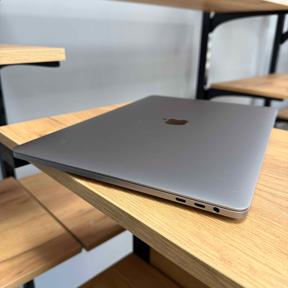 Ноутбук Apple MacBook Pro A1707 15" (2016), Touch Bar/ 15.4” (2880×1800) Retina, IPS/ Intel Core i7 (4 ядра/ 8 потоків, 3.6 ГГц)/ AMD Radeon Pro (на 2 GB)/ 16 GB/ 512 GB SSD (Б\В)