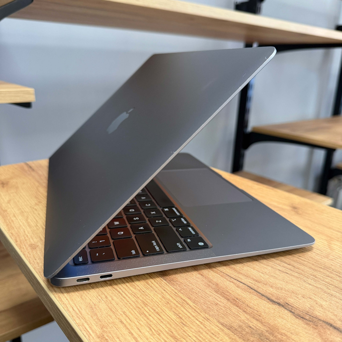 Ультрабук Apple A2337 MacBook Air (2020)/ 13.3" (2560×1600) Retina IPS/ Apple M1/ 16 GB/ 256 GB SSD (Б\В)