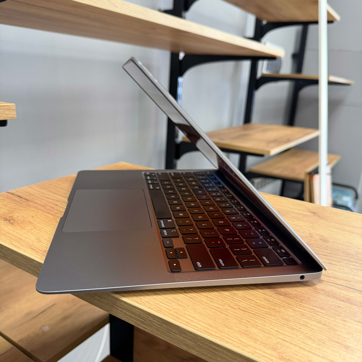 Ультрабук Apple A2337 MacBook Air (2020)/ 13.3" (2560×1600) Retina IPS/ Apple M1/ 16 GB/ 256 GB SSD (Б\В)