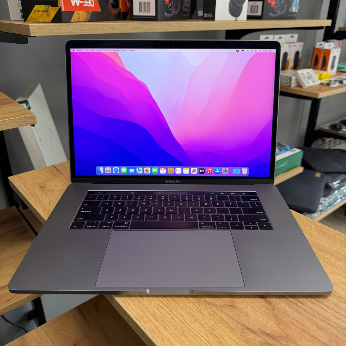 Ультрабук Apple MacBook Pro 15" A1707 (2017), Touch Bar/ 15.4” (2880×1800) Retina, IPS/ Intel Core i7/ AMD Radeon Pro 555 (2 GB)/ 16 GB/ 256 GB SSD (Б\В)