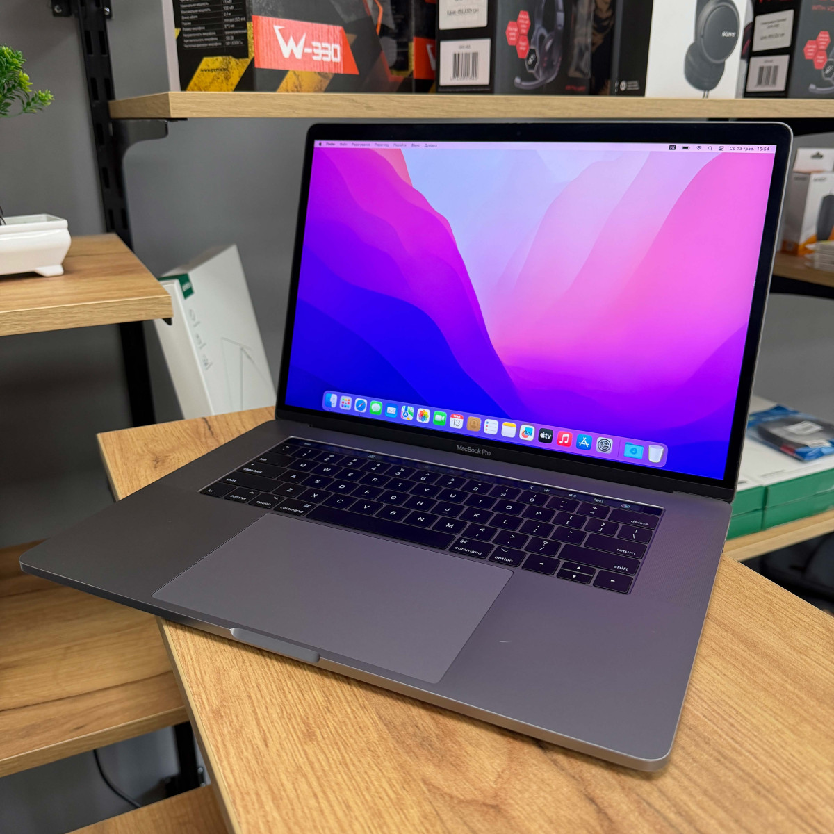 Ультрабук Apple MacBook Pro 15" A1707 (2017), Touch Bar/ 15.4” (2880×1800) Retina, IPS/ Intel Core i7/ AMD Radeon Pro 555 (2 GB)/ 16 GB/ 256 GB SSD (Б\В)