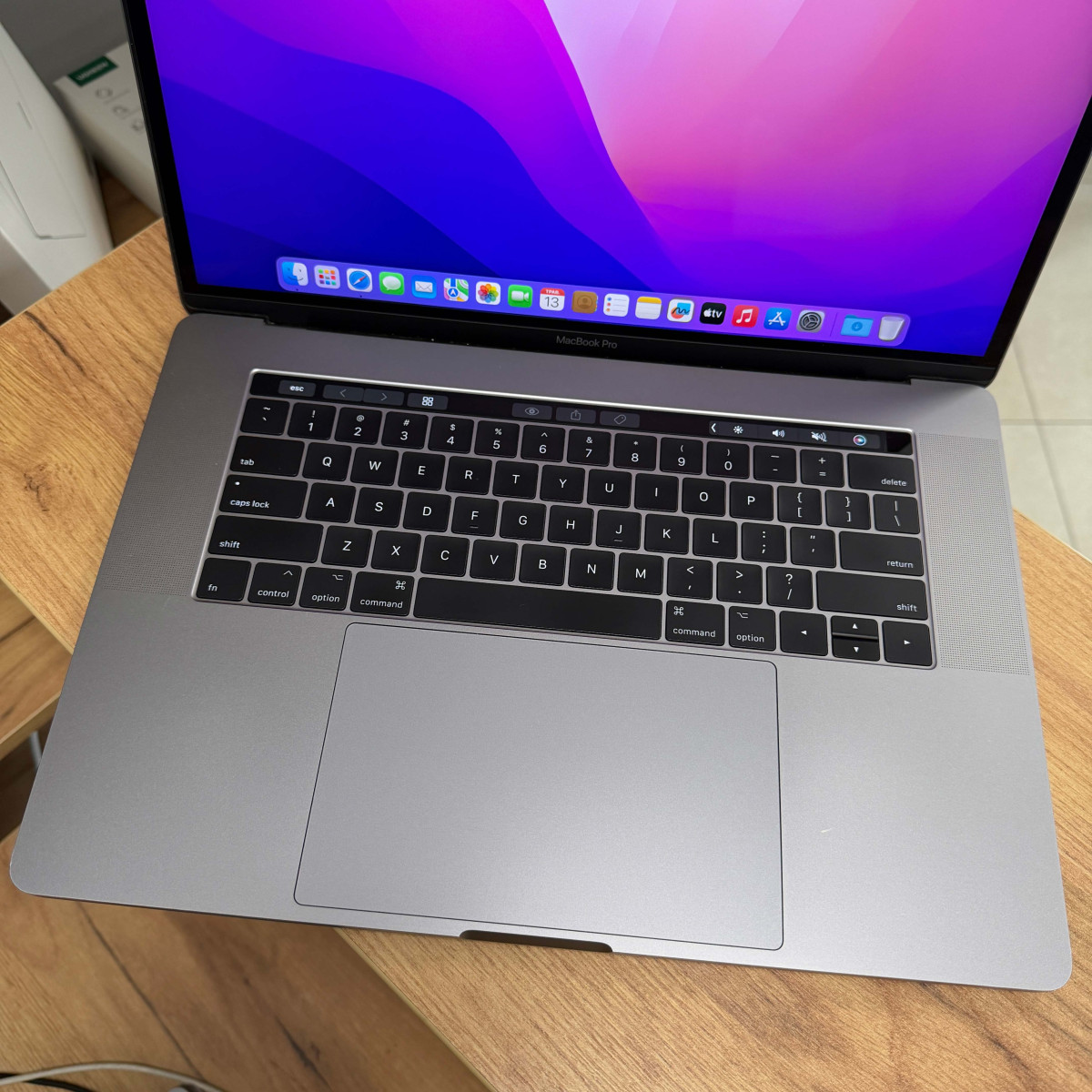 Ультрабук Apple MacBook Pro 15" A1707 (2017), Touch Bar/ 15.4” (2880×1800) Retina, IPS/ Intel Core i7/ AMD Radeon Pro 555 (2 GB)/ 16 GB/ 256 GB SSD (Б\В)
