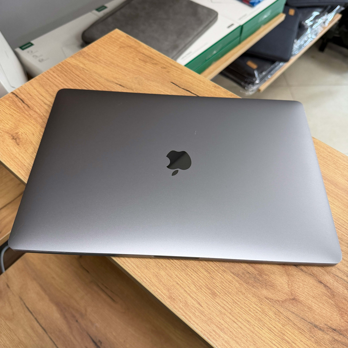 Ультрабук Apple MacBook Pro 15" A1707 (2017), Touch Bar/ 15.4” (2880×1800) Retina, IPS/ Intel Core i7/ AMD Radeon Pro 555 (2 GB)/ 16 GB/ 256 GB SSD (Б\В)