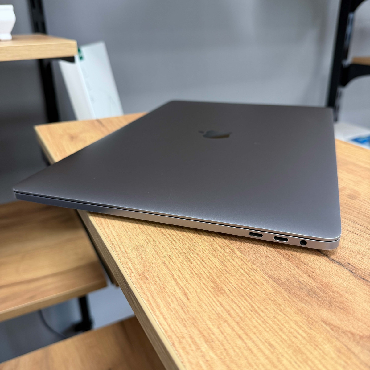 Ультрабук Apple MacBook Pro 15" A1707 (2017), Touch Bar/ 15.4” (2880×1800) Retina, IPS/ Intel Core i7/ AMD Radeon Pro 555 (2 GB)/ 16 GB/ 256 GB SSD (Б\В)