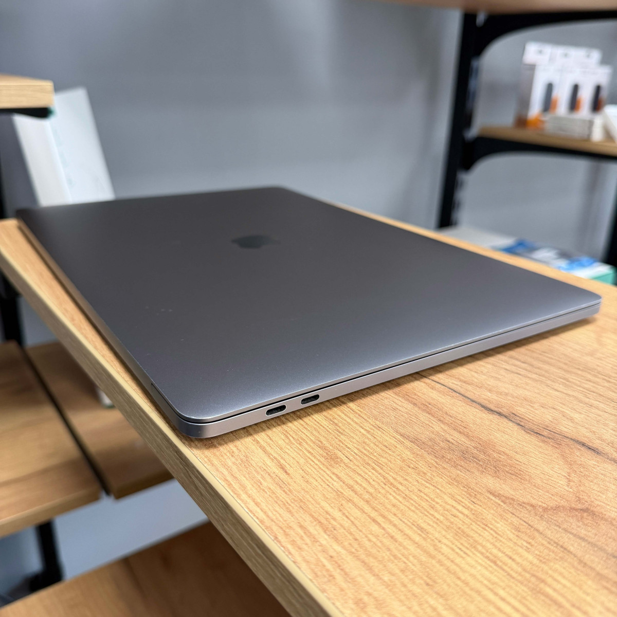 Ультрабук Apple MacBook Pro 15" A1707 (2017), Touch Bar/ 15.4” (2880×1800) Retina, IPS/ Intel Core i7/ AMD Radeon Pro 555 (2 GB)/ 16 GB/ 256 GB SSD (Б\В)