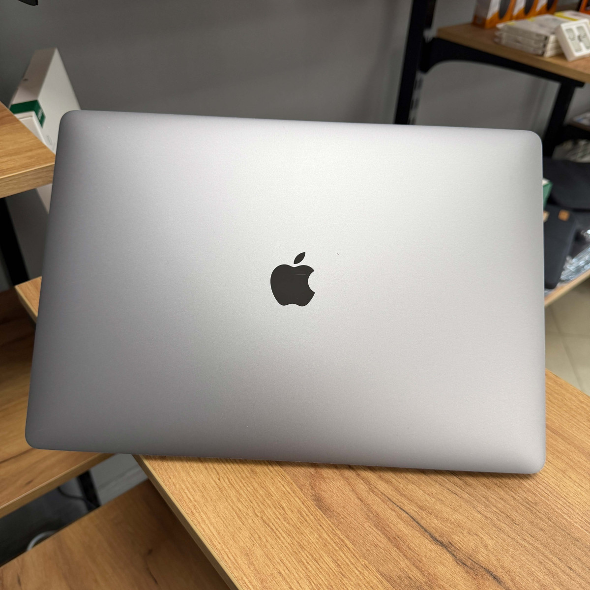 Ультрабук Apple MacBook Pro 15" A1707 (2017), Touch Bar/ 15.4” (2880×1800) Retina, IPS/ Intel Core i7/ AMD Radeon Pro 555 (2 GB)/ 16 GB/ 256 GB SSD (Б\В)