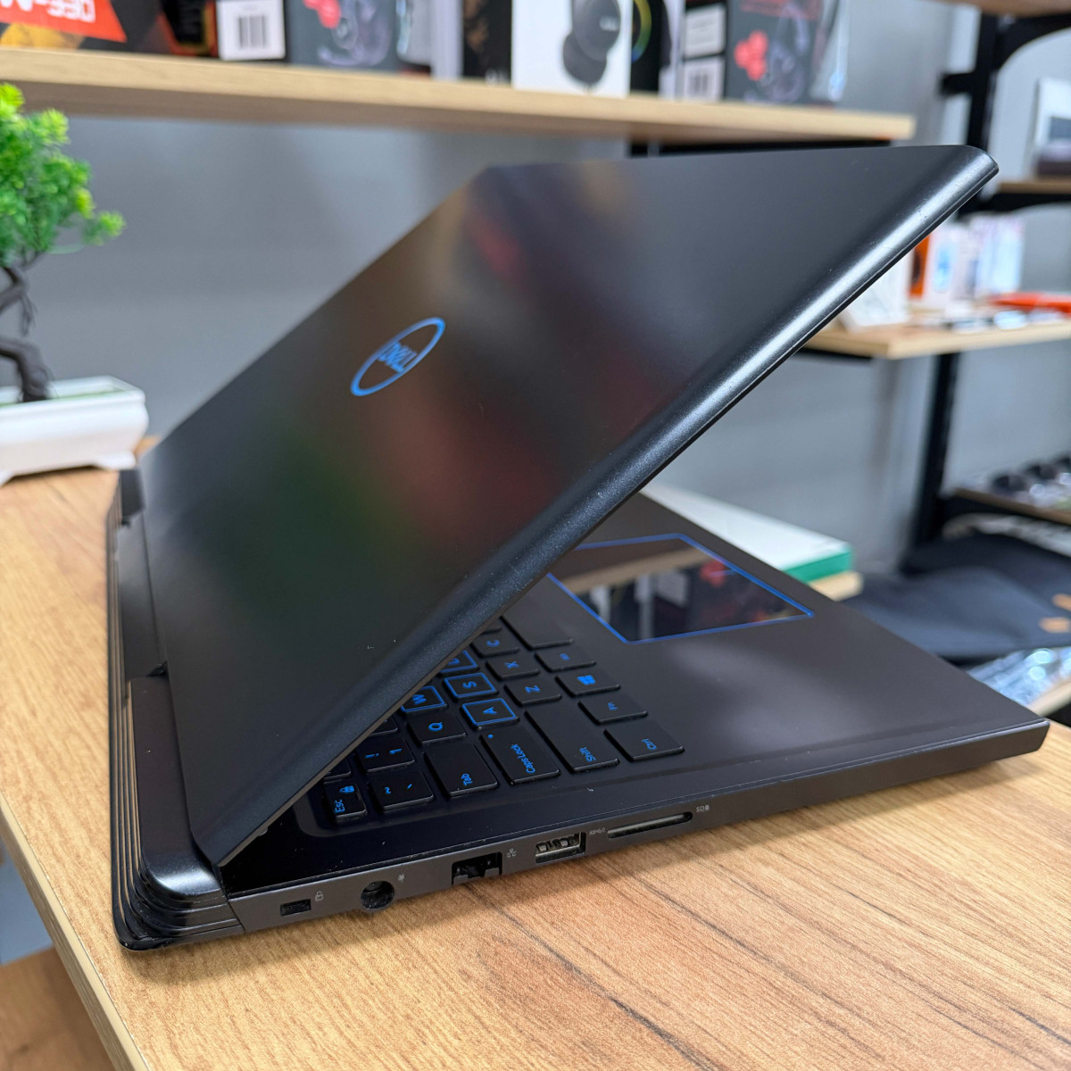 Ігровий ноутбук Dell G7 7588/ 15.6" FullHD, IPS/ Intel Core i7 8750H (6 ядер/ 12 потоків)/ NVIDIA GeForce GTX 1060 (на 6 GB) with Max-Q/ 16 GB/ 512 GB NVME (Б\В)