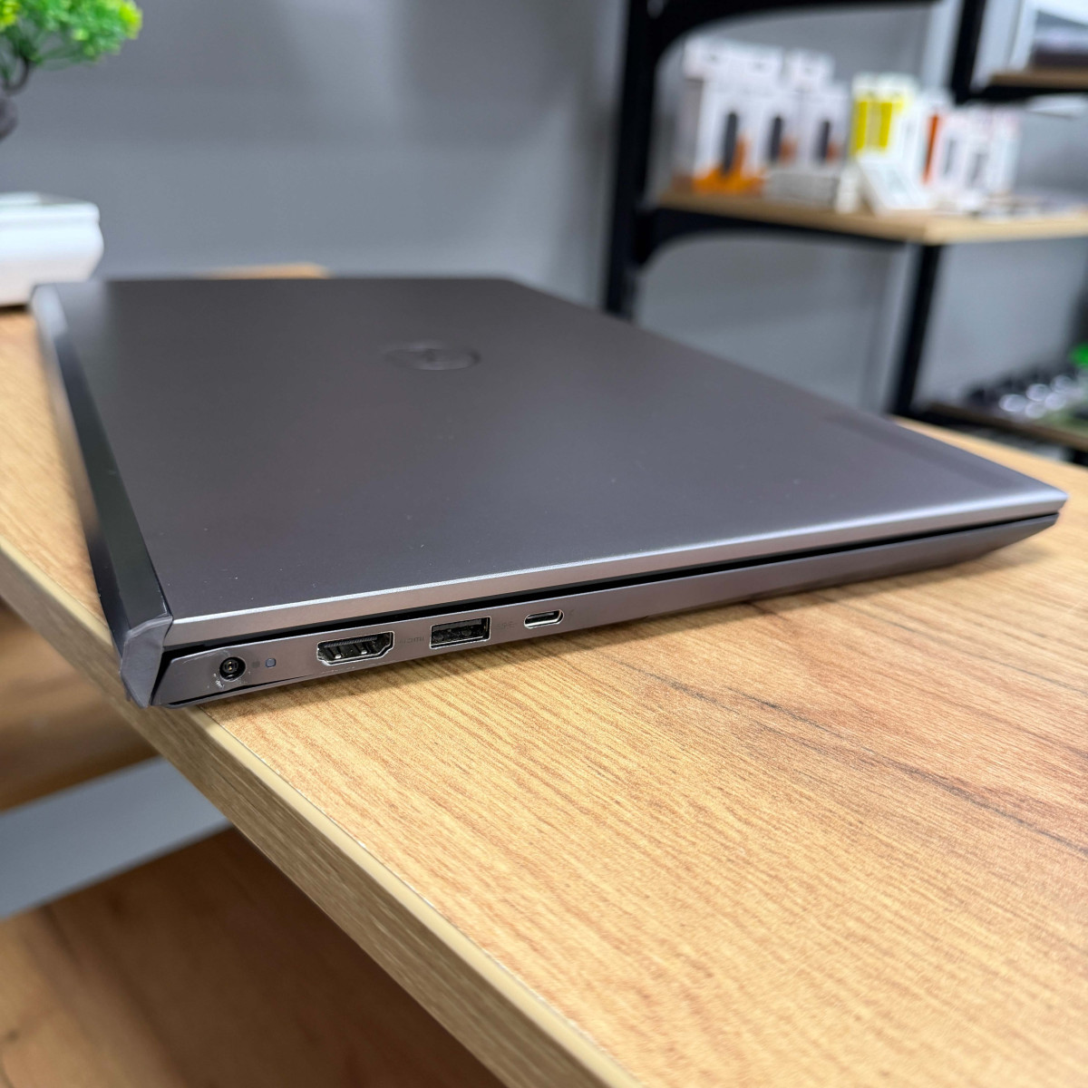 Ігровий ноутбук  Dell Vostro 7500/ 15.6" FullHD, IPS/ Intel Core i7 10750H (6 ядер/ 12 потоків)/ NVIDIA GeForce GTX 1650 Ti (на 4 GB)/ 16 GB/ 512 GB NVME (Б/В)