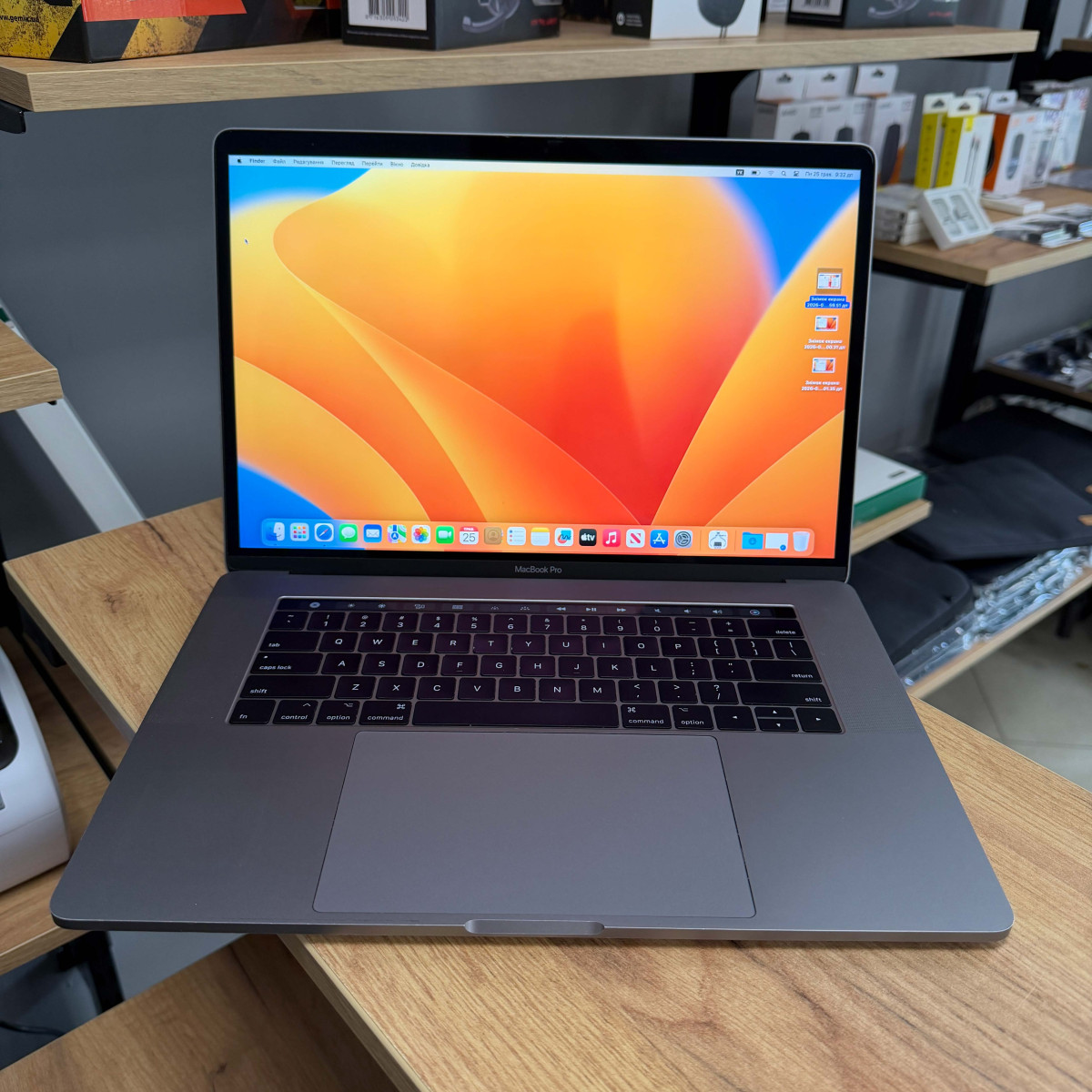 Ноутбук Apple MacBook Pro 15" (A1707, 2017) Touch Bar/ 15.4” (2880×1800) Retina, IPS/ Intel Core i7 7700HQ (2.80 - 3.8 ГГц)/ AMD Radeon Pro 555 (на 2 GB)/ 16 GB/ 512 GB SSD (Б\В)