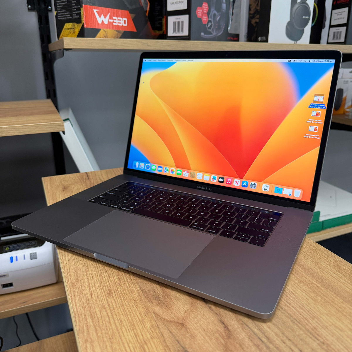 Ноутбук Apple MacBook Pro 15" (A1707, 2017) Touch Bar/ 15.4” (2880×1800) Retina, IPS/ Intel Core i7 7700HQ (2.80 - 3.8 ГГц)/ AMD Radeon Pro 555 (на 2 GB)/ 16 GB/ 512 GB SSD (Б\В)