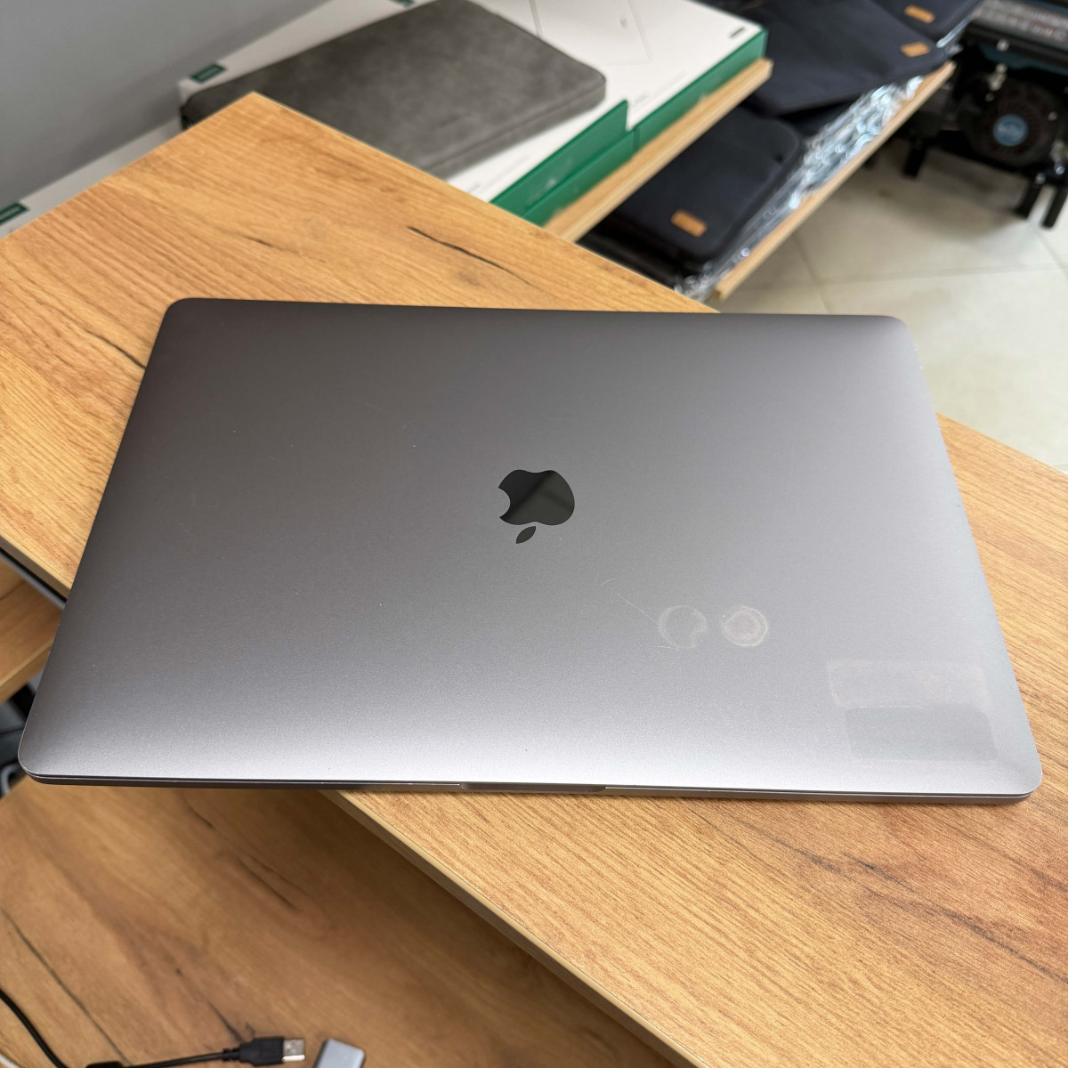 Ноутбук Apple MacBook Pro 15" (A1707, 2017) Touch Bar/ 15.4” (2880×1800) Retina, IPS/ Intel Core i7 7700HQ (2.80 - 3.8 ГГц)/ AMD Radeon Pro 555 (на 2 GB)/ 16 GB/ 512 GB SSD (Б\В)