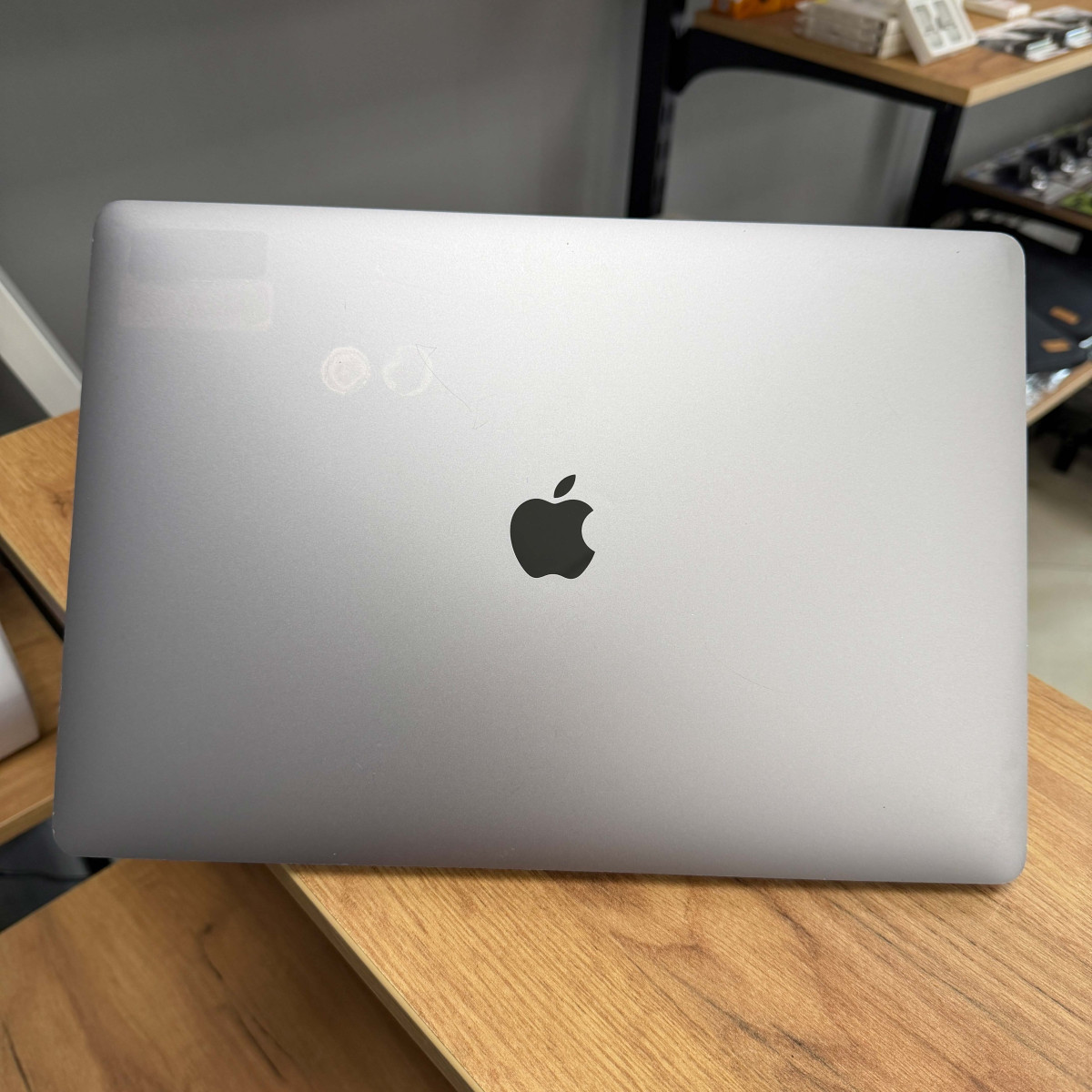 Ноутбук Apple MacBook Pro 15" (A1707, 2017) Touch Bar/ 15.4” (2880×1800) Retina, IPS/ Intel Core i7 7700HQ (2.80 - 3.8 ГГц)/ AMD Radeon Pro 555 (на 2 GB)/ 16 GB/ 512 GB SSD (Б\В)