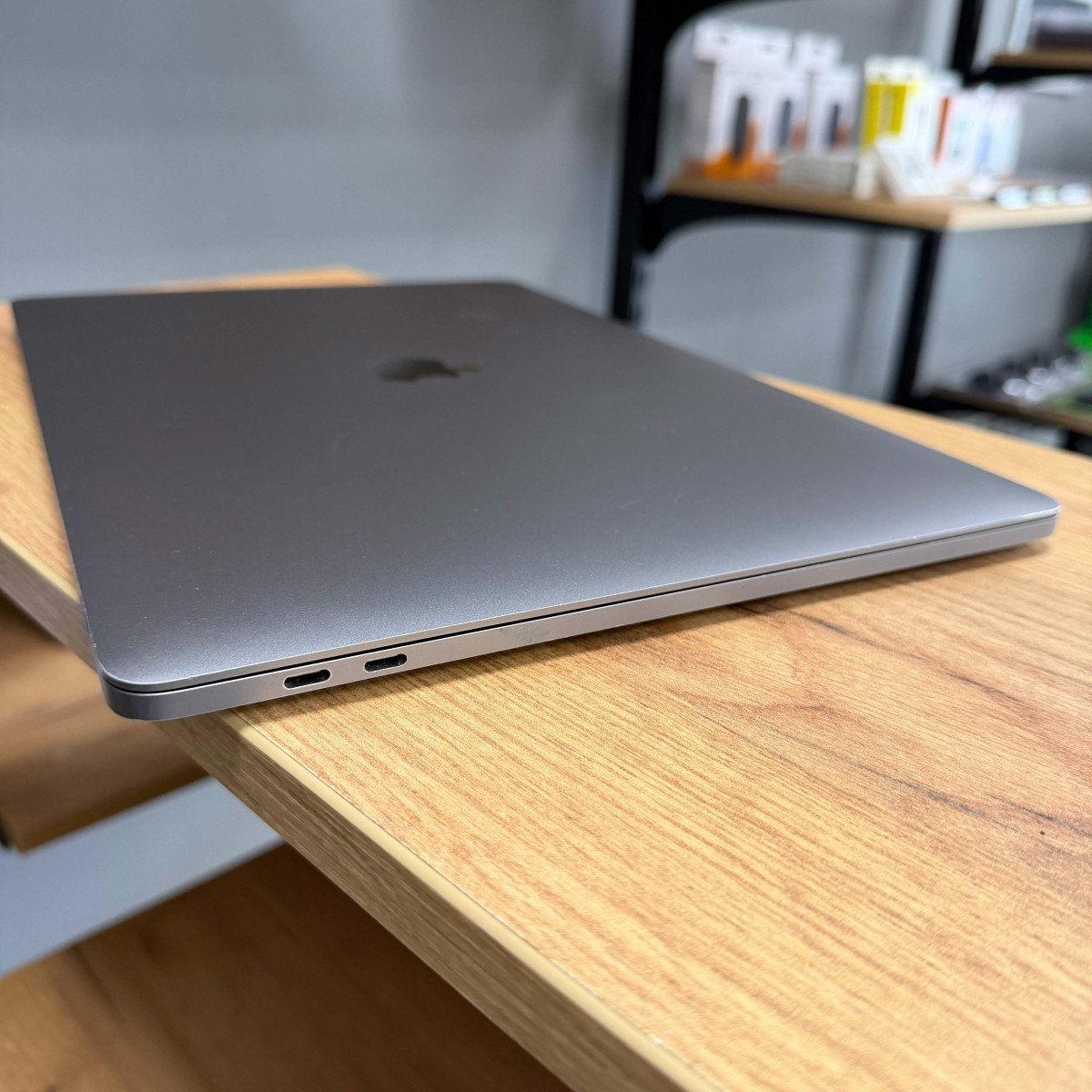 Ноутбук Apple MacBook Pro 15" (A1707, 2017) Touch Bar/ 15.4” (2880×1800) Retina, IPS/ Intel Core i7 7700HQ (2.80 - 3.8 ГГц)/ AMD Radeon Pro 555 (на 2 GB)/ 16 GB/ 512 GB SSD (Б\В)