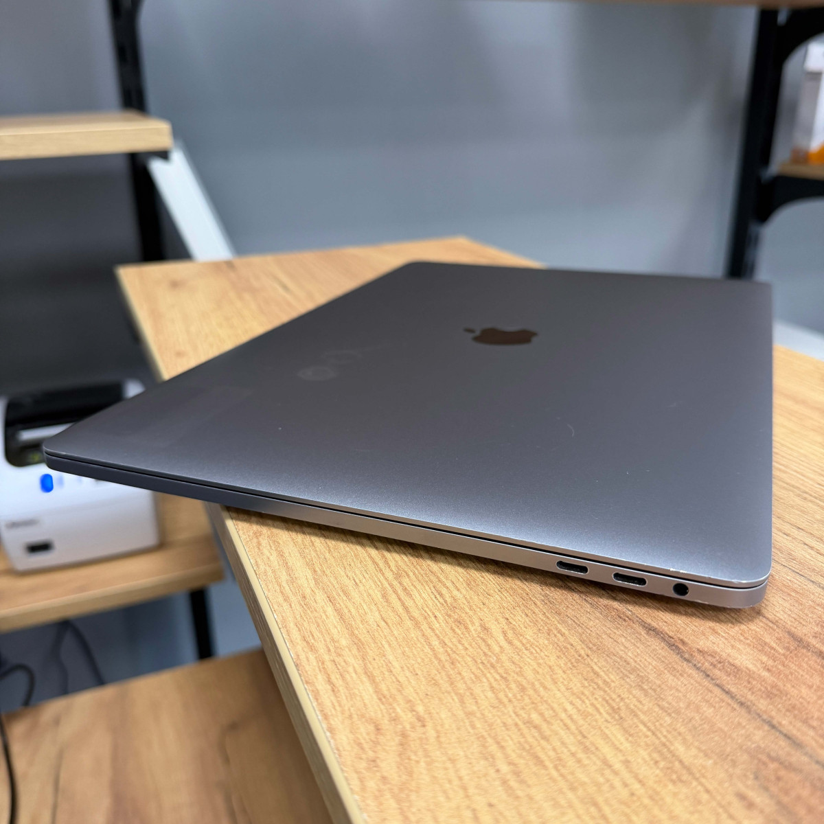Ноутбук Apple MacBook Pro 15" (A1707, 2017) Touch Bar/ 15.4” (2880×1800) Retina, IPS/ Intel Core i7 7700HQ (2.80 - 3.8 ГГц)/ AMD Radeon Pro 555 (на 2 GB)/ 16 GB/ 512 GB SSD (Б\В)