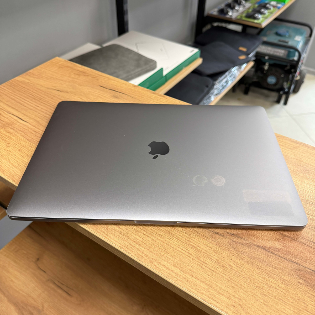Ноутбук Apple MacBook Pro 15" (A1707, 2017) Touch Bar/ 15.4” (2880×1800) Retina, IPS/ Intel Core i7 7700HQ (2.80 - 3.8 ГГц)/ AMD Radeon Pro 555 (на 2 GB)/ 16 GB/ 512 GB SSD (Б\В)