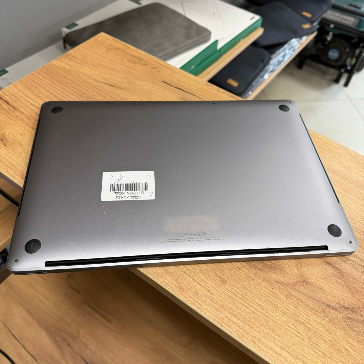 Ноутбук Apple MacBook Pro 15" (A1707, 2017) Touch Bar/ 15.4” (2880×1800) Retina, IPS/ Intel Core i7 7700HQ (2.80 - 3.8 ГГц)/ AMD Radeon Pro 555 (на 2 GB)/ 16 GB/ 512 GB SSD (Б\В)