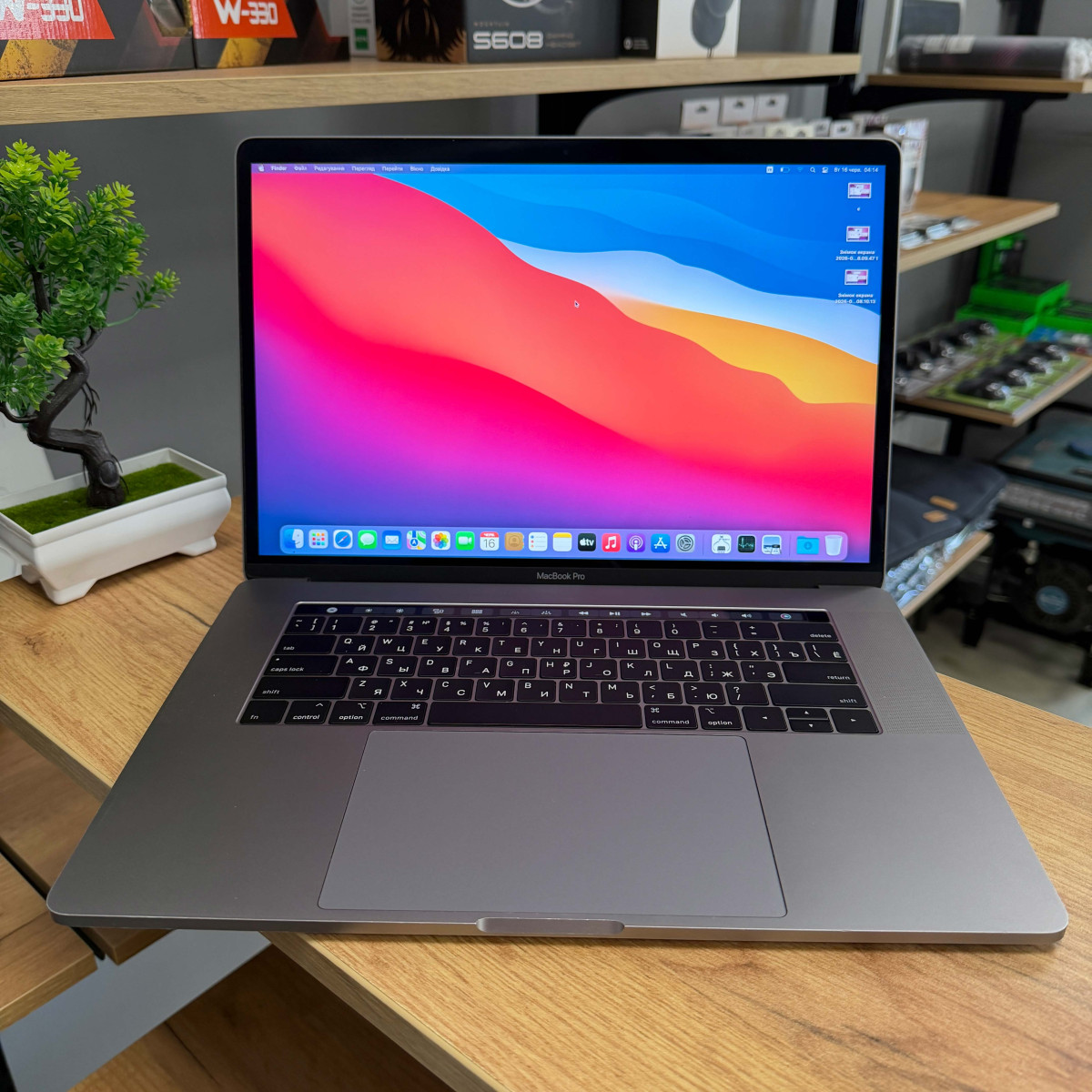 Ультрабук Apple MacBook Pro, Touch Bar (A1707, 2016)/ 15.4” (2880×1800) Retina, IPS/ Intel Core i7 (4 ядра/ 8 потоків)/ AMD Radeon Pro 455 (на 2 GB)/ 16 GB/ 512 GB SSD (Б\В)