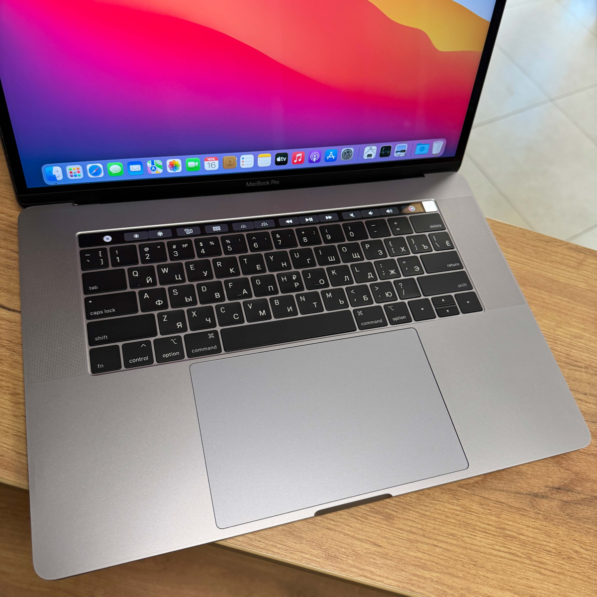 Ультрабук Apple MacBook Pro, Touch Bar (A1707, 2016)/ 15.4” (2880×1800) Retina, IPS/ Intel Core i7 (4 ядра/ 8 потоків)/ AMD Radeon Pro 455 (на 2 GB)/ 16 GB/ 512 GB SSD (Б\В)