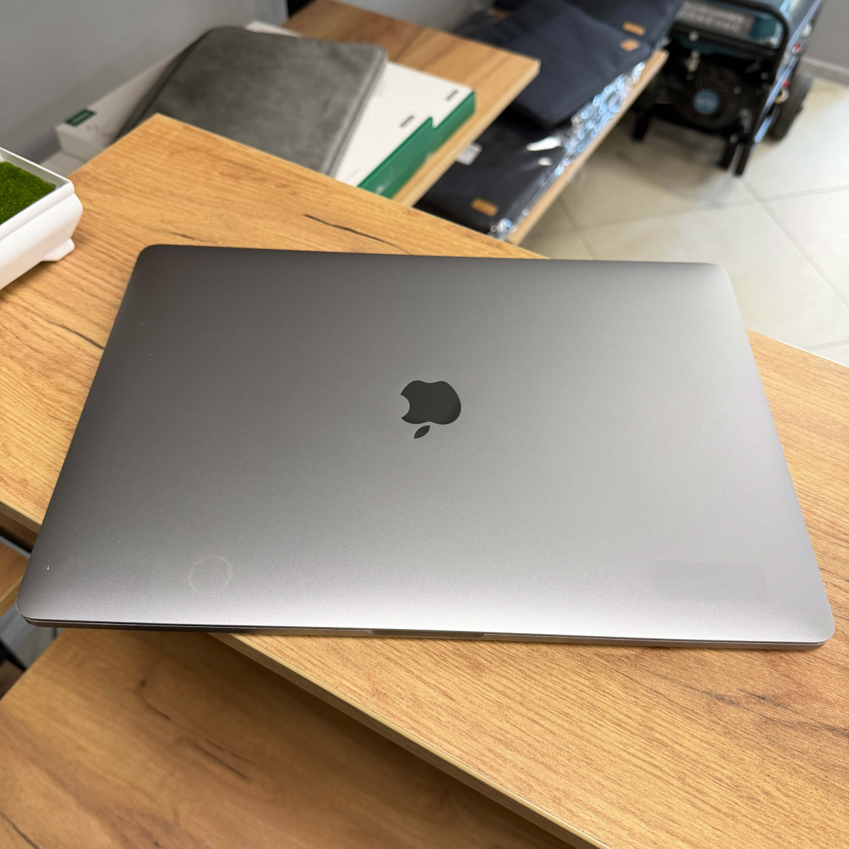 Ультрабук Apple MacBook Pro, Touch Bar (A1707, 2016)/ 15.4” (2880×1800) Retina, IPS/ Intel Core i7 (4 ядра/ 8 потоків)/ AMD Radeon Pro 455 (на 2 GB)/ 16 GB/ 512 GB SSD (Б\В)