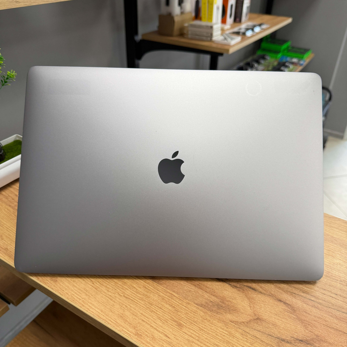 Ультрабук Apple MacBook Pro, Touch Bar (A1707, 2016)/ 15.4” (2880×1800) Retina, IPS/ Intel Core i7 (4 ядра/ 8 потоків)/ AMD Radeon Pro 455 (на 2 GB)/ 16 GB/ 512 GB SSD (Б\В)