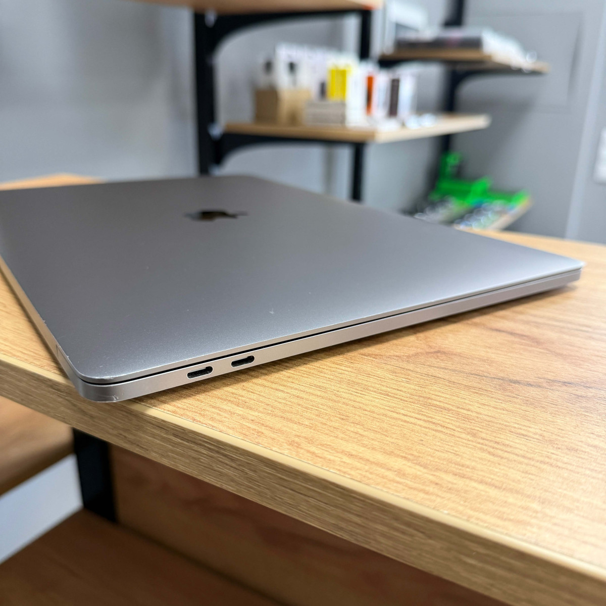 Ультрабук Apple MacBook Pro, Touch Bar (A1707, 2016)/ 15.4” (2880×1800) Retina, IPS/ Intel Core i7 (4 ядра/ 8 потоків)/ AMD Radeon Pro 455 (на 2 GB)/ 16 GB/ 512 GB SSD (Б\В)