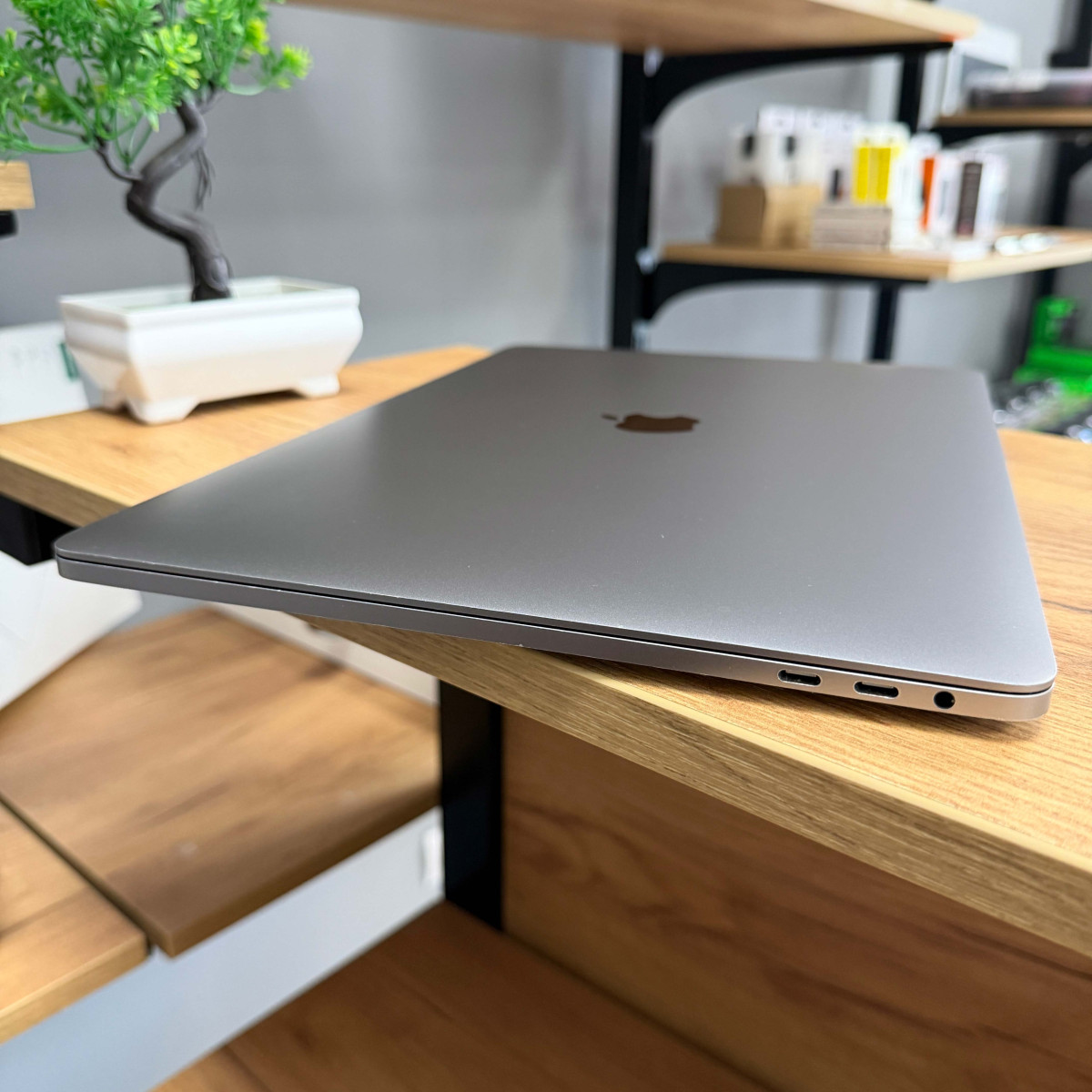 Ультрабук Apple MacBook Pro, Touch Bar (A1707, 2016)/ 15.4” (2880×1800) Retina, IPS/ Intel Core i7 (4 ядра/ 8 потоків)/ AMD Radeon Pro 455 (на 2 GB)/ 16 GB/ 512 GB SSD (Б\В)