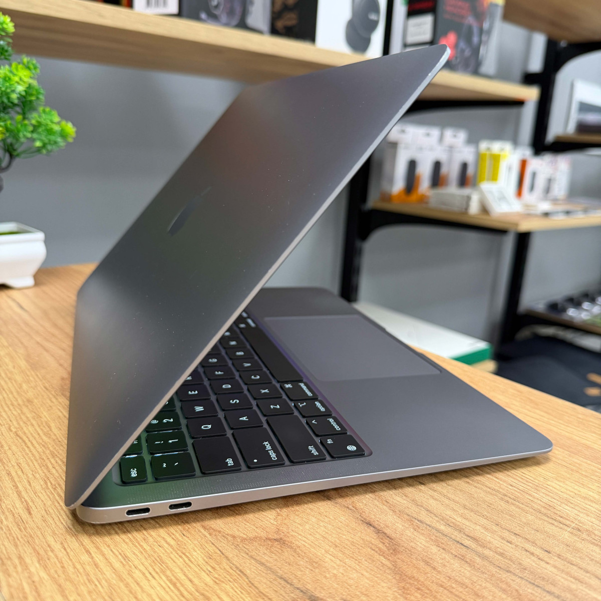 Ноутбук Apple A2337 MacBook Air (2020)/ 13.3" (2560×1600) Retina IPS/ Apple M1/ 8 GB/ 256 GB SSD (Б\В)