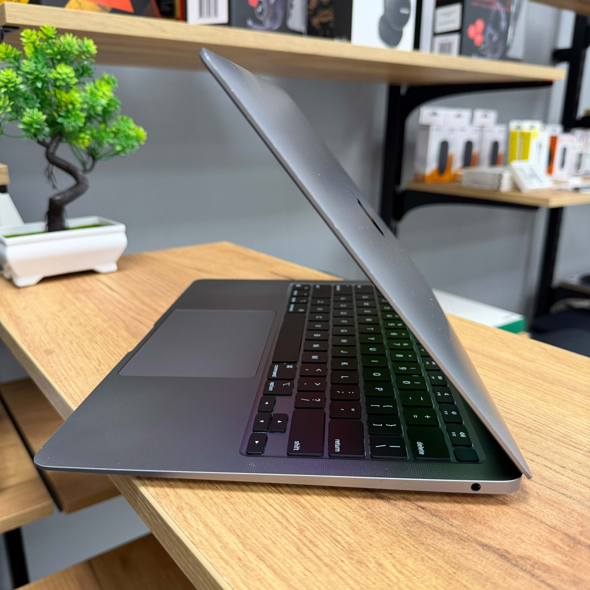Ноутбук Apple A2337 MacBook Air (2020)/ 13.3" (2560×1600) Retina IPS/ Apple M1/ 8 GB/ 256 GB SSD (Б\В)