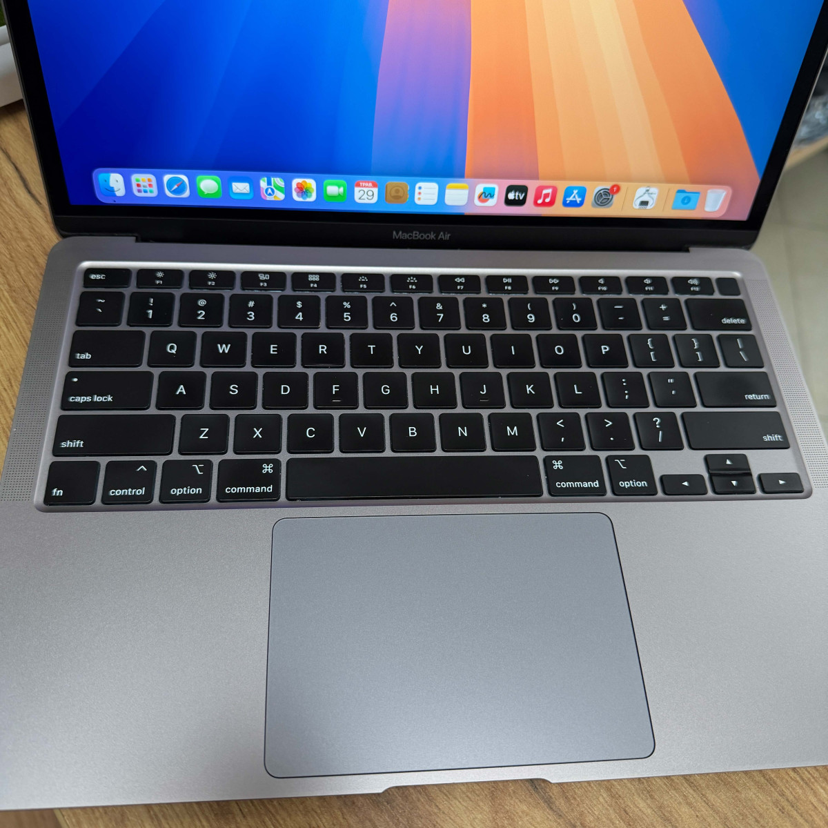 Ноутбук Apple A2179 MacBook Air (2020)/ 13.3" (2560x1600) Retina, IPS/ Intel Core i5 1030NG7 (4 ядра/ 8 поткоків)/ Intel Iris Plus/ 8 GB/ 256 GB SSD (Б\В)