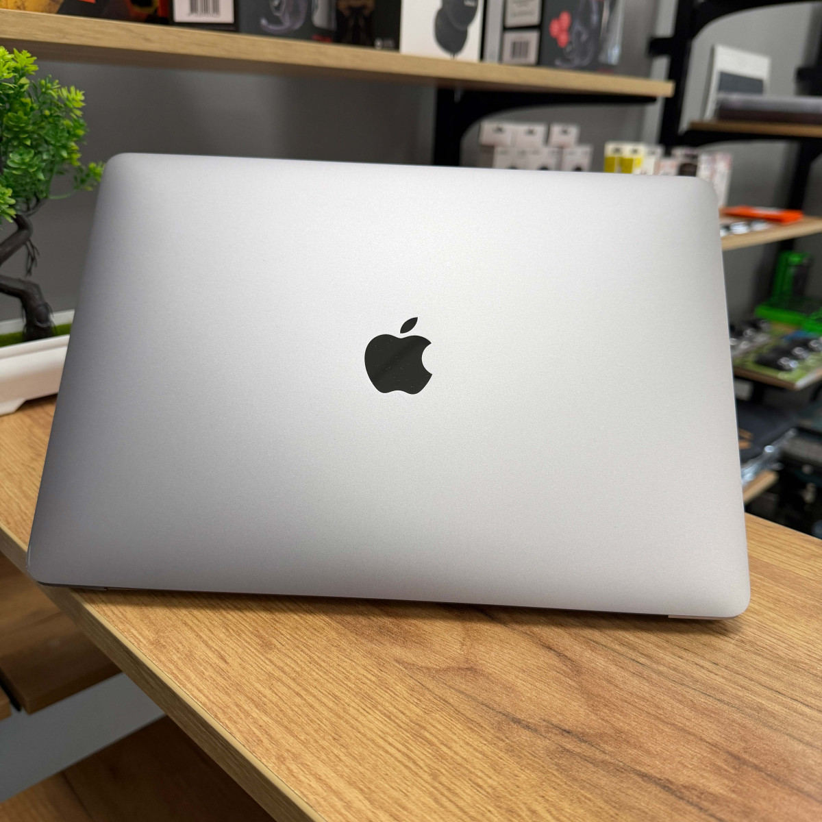 Ноутбук Apple A2179 MacBook Air (2020)/ 13.3" (2560x1600) Retina, IPS/ Intel Core i5 1030NG7 (4 ядра/ 8 поткоків)/ Intel Iris Plus/ 8 GB/ 256 GB SSD (Б\В)