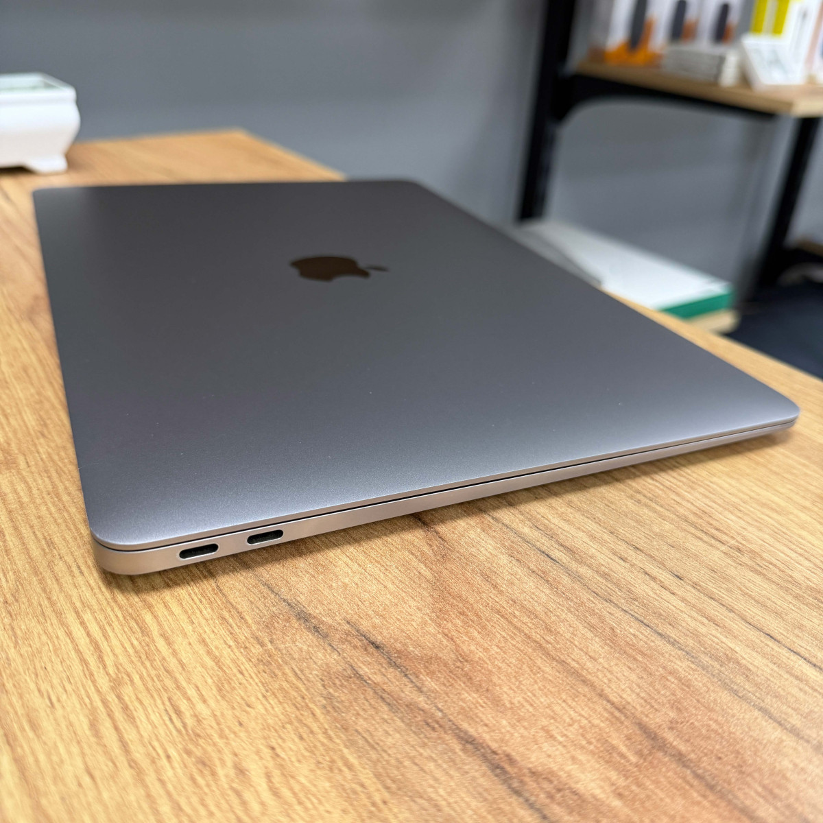 Ноутбук Apple A2179 MacBook Air (2020)/ 13.3" (2560x1600) Retina, IPS/ Intel Core i5 1030NG7 (4 ядра/ 8 поткоків)/ Intel Iris Plus/ 8 GB/ 256 GB SSD (Б\В)