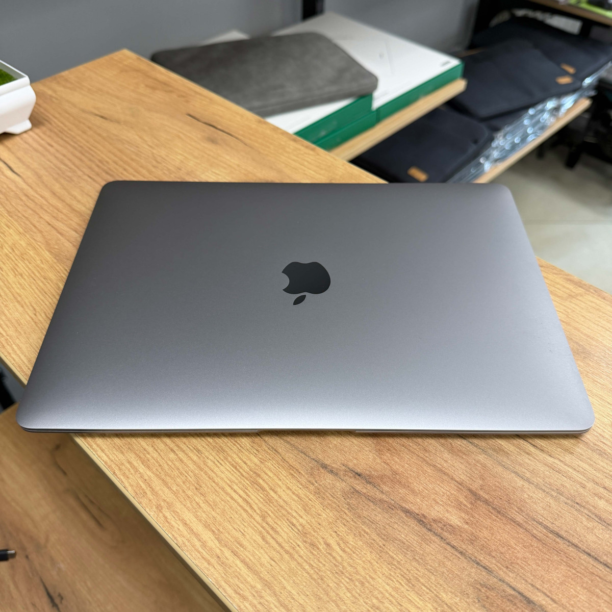 Ноутбук Apple A2179 MacBook Air (2020)/ 13.3" (2560x1600) Retina, IPS/ Intel Core i5 1030NG7 (4 ядра/ 8 поткоків)/ Intel Iris Plus/ 8 GB/ 256 GB SSD (Б\В)