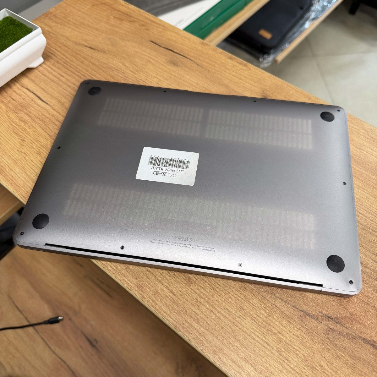 Ноутбук Apple A2179 MacBook Air (2020)/ 13.3" (2560x1600) Retina, IPS/ Intel Core i5 1030NG7 (4 ядра/ 8 поткоків)/ Intel Iris Plus/ 8 GB/ 256 GB SSD (Б\В)