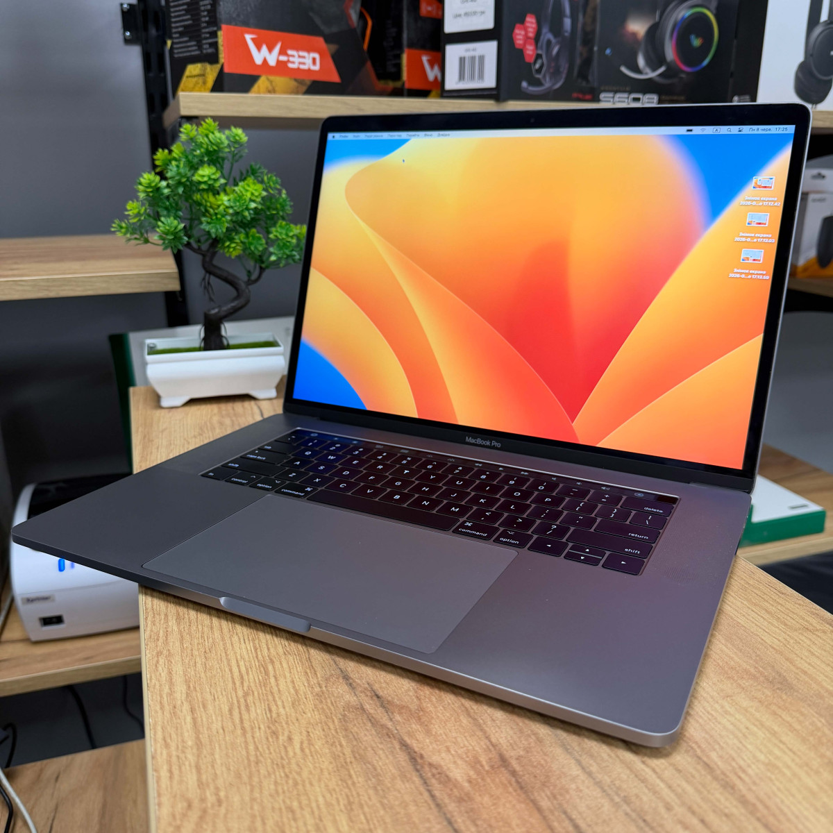 Ультрабук Apple MacBook Pro 15" (A1707, 2017), Touch Bar/ 15.4” (2880×1800) Retina, IPS/ Intel Core i7 (2.80 - 3.8 ГГц)/ AMD Radeon Pro 555 (на 2 GB)/ 16 GB/ 256 GB SSD (Б\В)