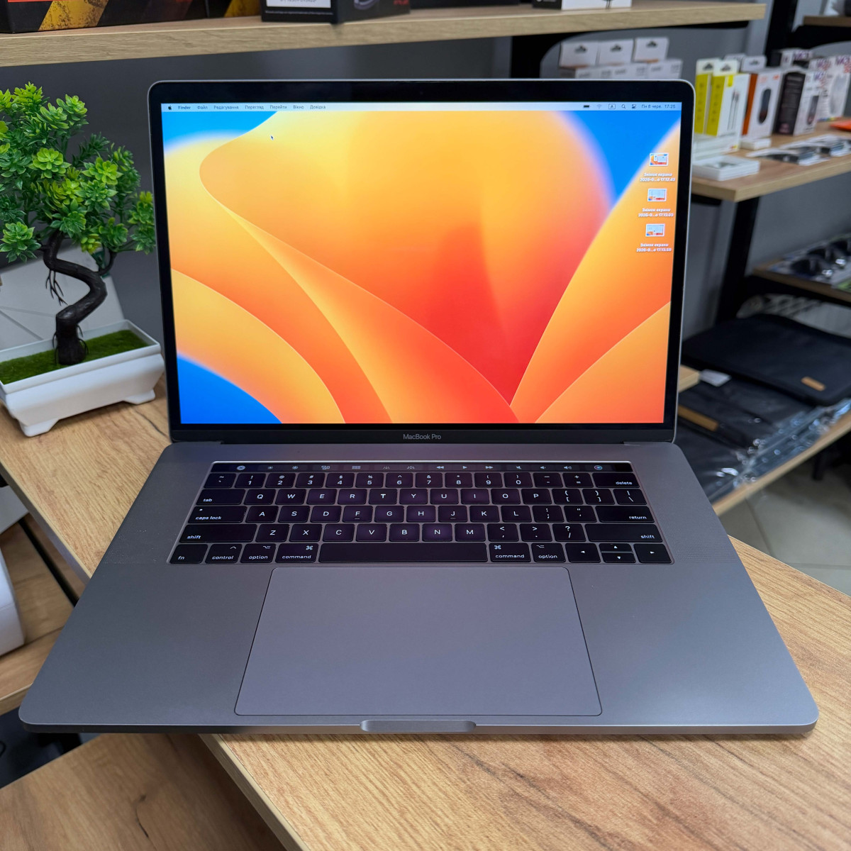 Ультрабук Apple MacBook Pro 15" (A1707, 2017), Touch Bar/ 15.4” (2880×1800) Retina, IPS/ Intel Core i7 (2.80 - 3.8 ГГц)/ AMD Radeon Pro 555 (на 2 GB)/ 16 GB/ 256 GB SSD (Б\В)