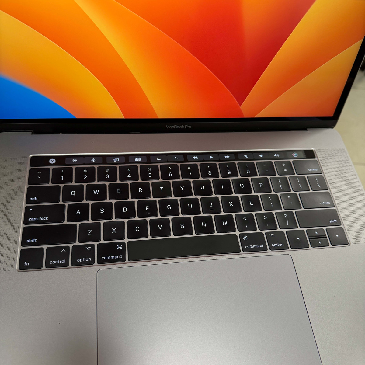 Ультрабук Apple MacBook Pro 15" (A1707, 2017), Touch Bar/ 15.4” (2880×1800) Retina, IPS/ Intel Core i7 (2.80 - 3.8 ГГц)/ AMD Radeon Pro 555 (на 2 GB)/ 16 GB/ 256 GB SSD (Б\В)