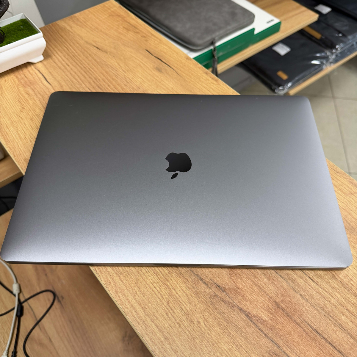 Ультрабук Apple MacBook Pro 15" (A1707, 2017), Touch Bar/ 15.4” (2880×1800) Retina, IPS/ Intel Core i7 (2.80 - 3.8 ГГц)/ AMD Radeon Pro 555 (на 2 GB)/ 16 GB/ 256 GB SSD (Б\В)