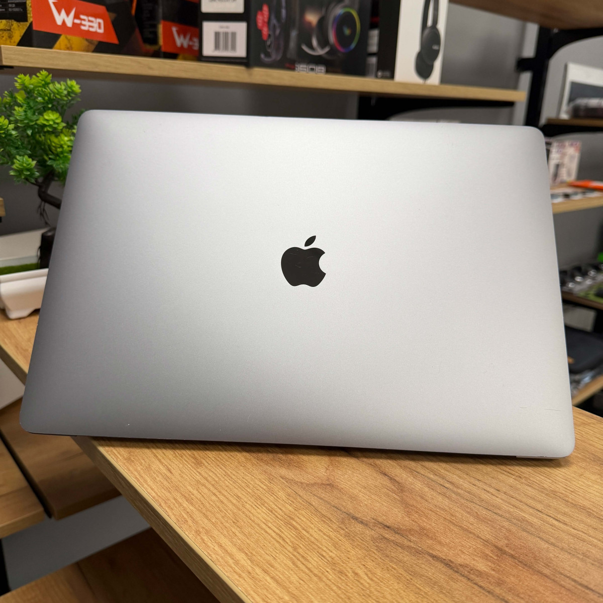 Ультрабук Apple MacBook Pro 15" (A1707, 2017), Touch Bar/ 15.4” (2880×1800) Retina, IPS/ Intel Core i7 (2.80 - 3.8 ГГц)/ AMD Radeon Pro 555 (на 2 GB)/ 16 GB/ 256 GB SSD (Б\В)