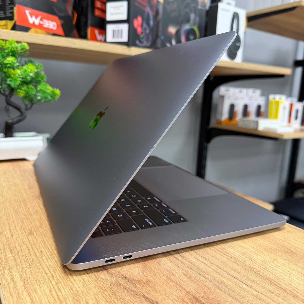 Ультрабук Apple MacBook Pro 15" (A1707, 2017), Touch Bar/ 15.4” (2880×1800) Retina, IPS/ Intel Core i7 (2.80 - 3.8 ГГц)/ AMD Radeon Pro 555 (на 2 GB)/ 16 GB/ 256 GB SSD (Б\В)